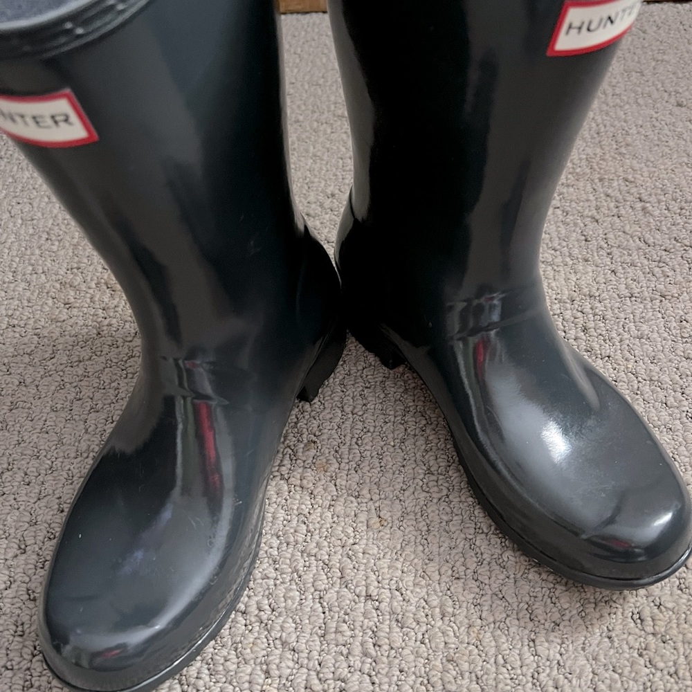 Color is gray with green undertones. Size US 7. EU 38